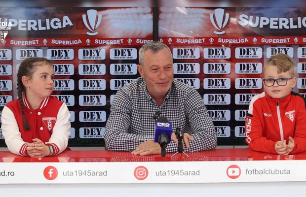 „Ce faceți, mă?” » Mircea Rednic, „flancat” de copii la conferința de presă