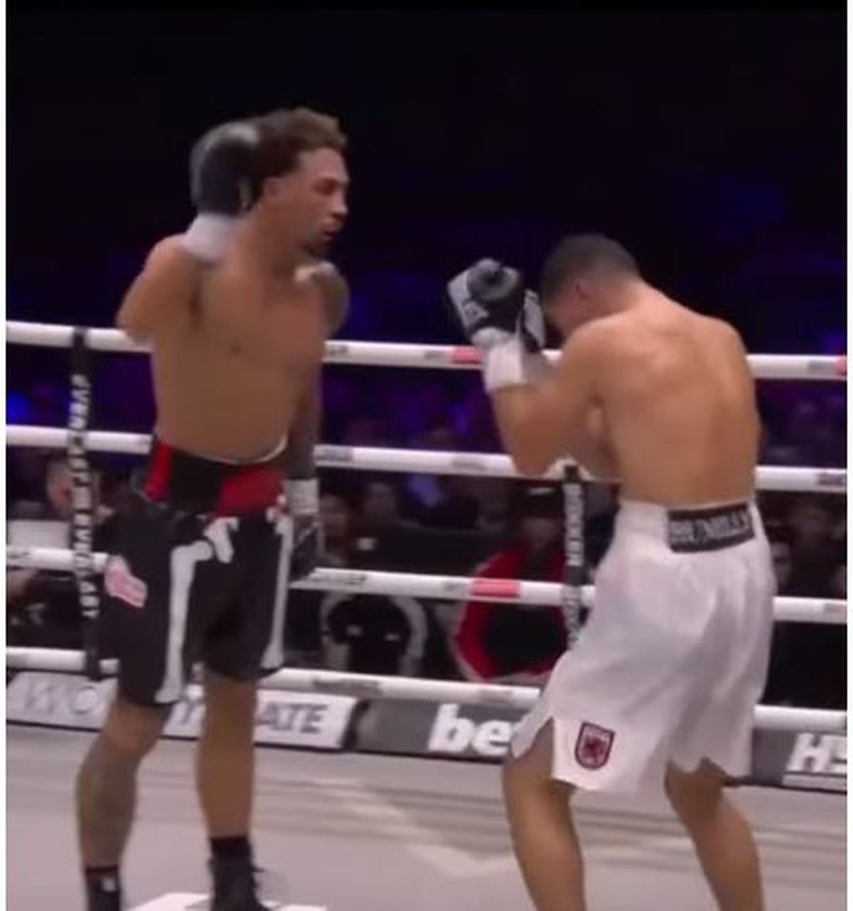 Noua senzație a boxului mondial » Își face KO adversarii în pași de dans și are o poveste de viață impresionantă: dat afară de la școală, prânz în toalete și un moment dureros