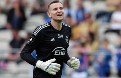 A crezut că nu se poate întâmpla » Golul marcat de un portar de la 80 de metri îl „obligă” pe un fan să-și țină o promisiune îndrăzneață