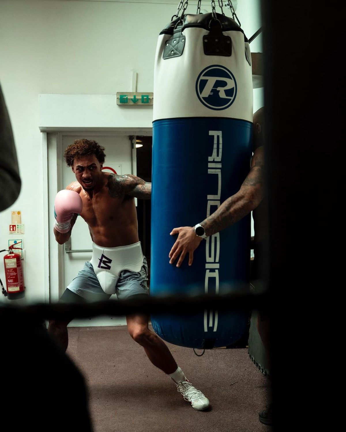 Noua senzație a boxului mondial » Își face KO adversarii în pași de dans și are o poveste de viață impresionantă: dat afară de la școală, prânz în toalete și un moment dureros