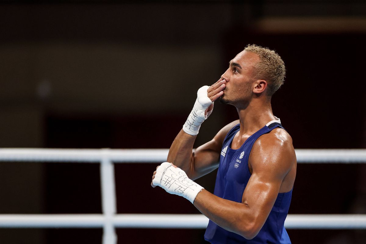 Noua senzație a boxului mondial » Își face KO adversarii în pași de dans și are o poveste de viață impresionantă: dat afară de la școală, prânz în toalete și un moment dureros