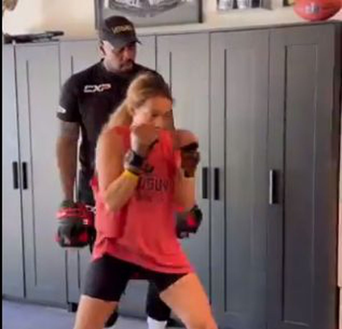 Cea mai în vogă prezentatoare, pregătită pentru debutul în box » Imagini alături de iubitul-antrenor