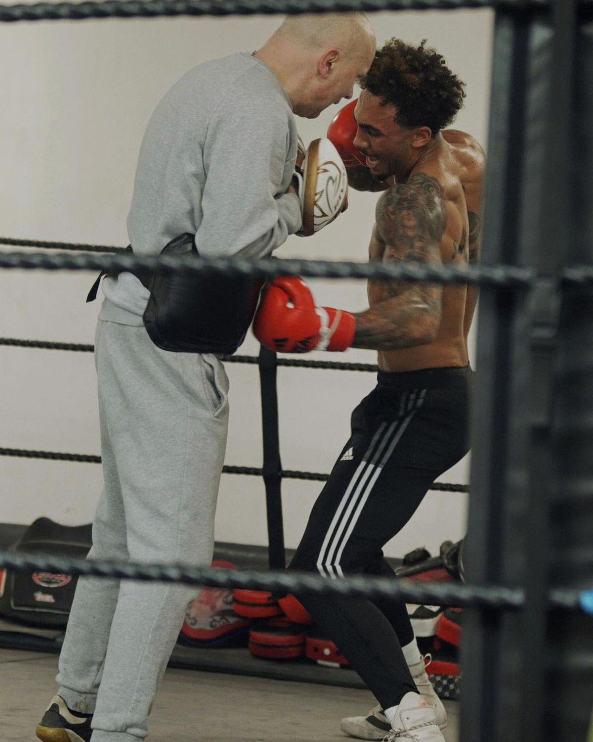 Noua senzație a boxului mondial » Își face KO adversarii în pași de dans și are o poveste de viață impresionantă: dat afară de la școală, prânz în toalete și un moment dureros