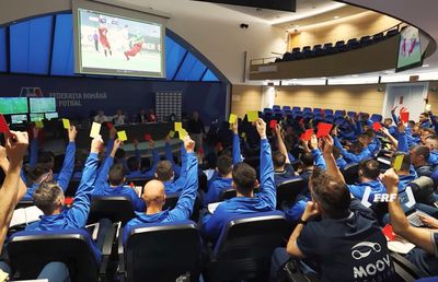 Imaginea care spune totul despre arbitrajul din România! » Dacă nici ei nu știu, noi ce să înțelegem?