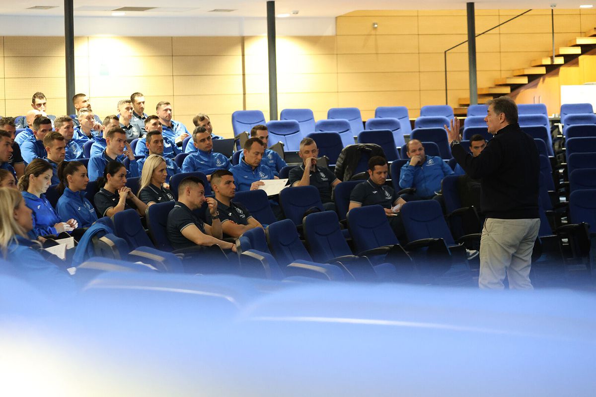 Pregătire pe simulatorul VAR pentru arbitrii din Superligă
