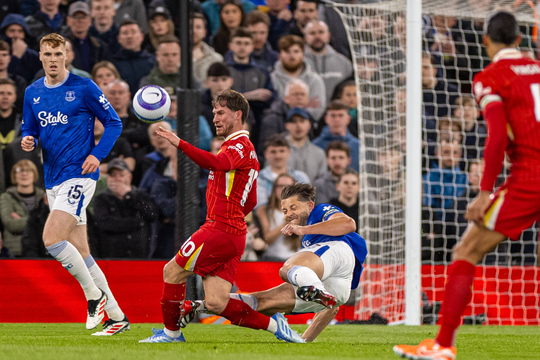James Tarkowski a avut o eliminare criminală la Alexis MacAllister. FOTO: Imago