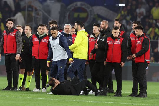Okan Buruk, la pământ, ținându-se de nas, după ce a fost atacat de Jose Mourinho / Foto: Imago