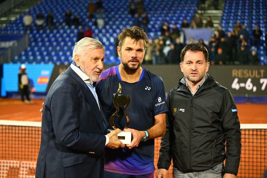 Ilie Năstase, Stan Wawrinka și Cosmin Hodor, directorul turneului cu trofeul primit de elvețian FOTO Raed Krishan/Țiriac Open Sferturi de finală fără Stan Wawrinka la Țiriac Open » Elvețianul a fost eliminat de Pedro Martinez + programul de vineri