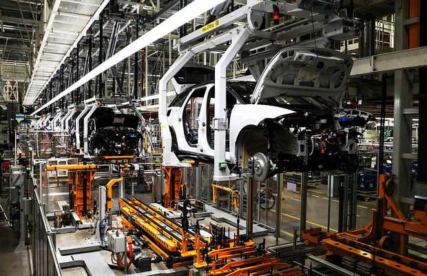 Bloomberg anunță o catastrofă pe piața auto, după tarifele lui Donald Trump: „Scădere brutală” + Președintele ar fi amenințat marii producători