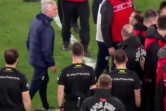 Jose Mourinho (stânga) are un schimb verbal cu Okan Buruk înainte de a merge să-l tragă de nas / Foto: captură