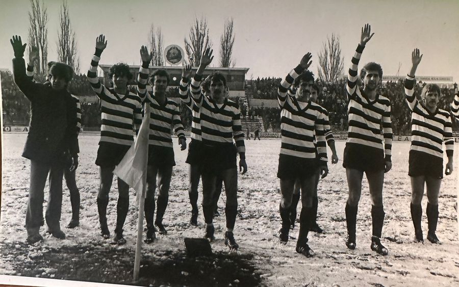 Sorin Bagiu (primul din dreapta) salută publicul împreună cu colegii după un meci cu Sportul Studențesc, din 1984. Foto: arhiva personală Interviu spectaculos cu fostul președinte al lui „U” Cluj: „Dacă luăm titlul, fac baie cu șampanie în Someș!” + Cum a salvat clubul de la dezastru: „L-am vândut pe două tone de material plastic”