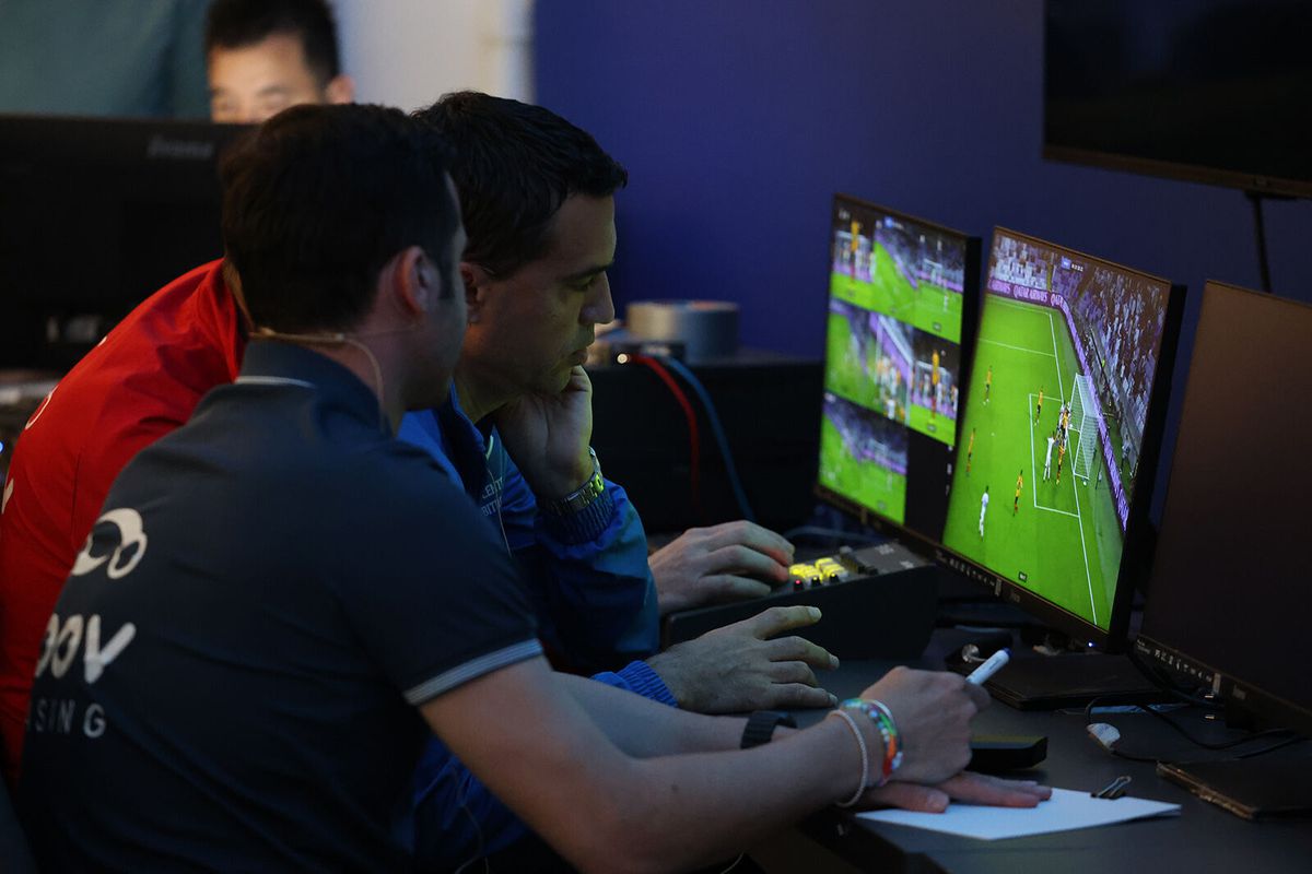 Pregătire pe simulatorul VAR pentru arbitrii din Superligă