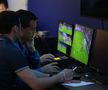 Pregătire pe simulatorul VAR pentru arbitrii din Superligă. FOTO: frf.ro