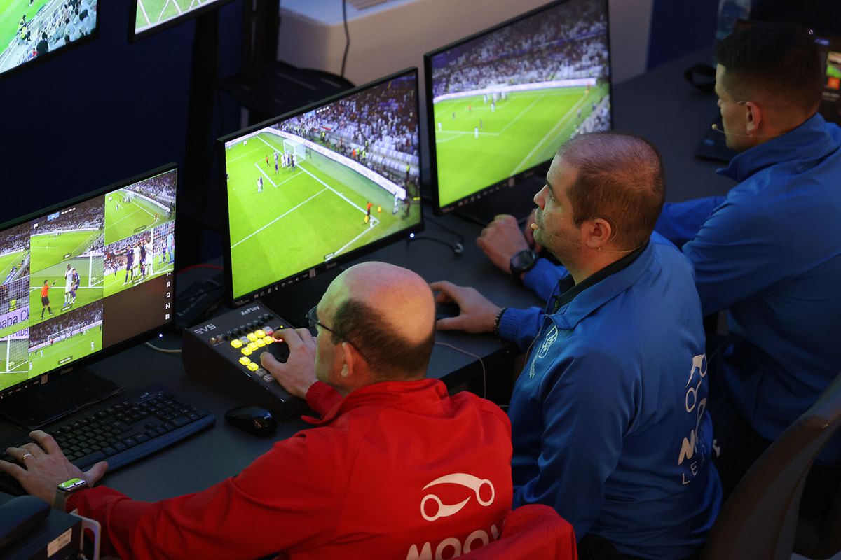 Pregătire pe simulatorul VAR pentru arbitrii din Superligă