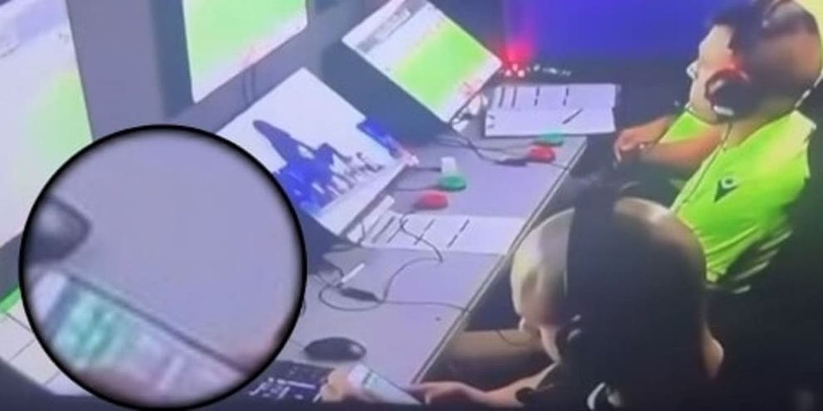 Imagini halucinante » Surprins pe aplicația de pariuri în camera VAR. Prima reacție oficială