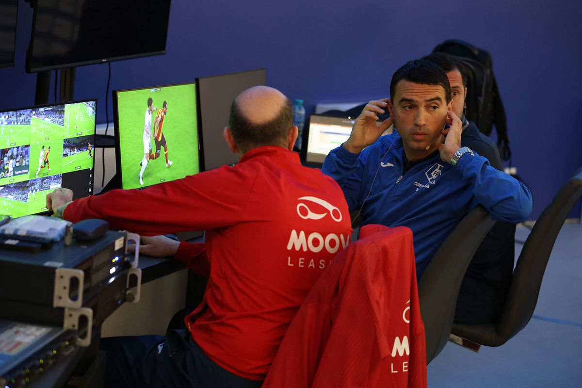 Pregătire pe simulatorul VAR pentru arbitrii din Superligă