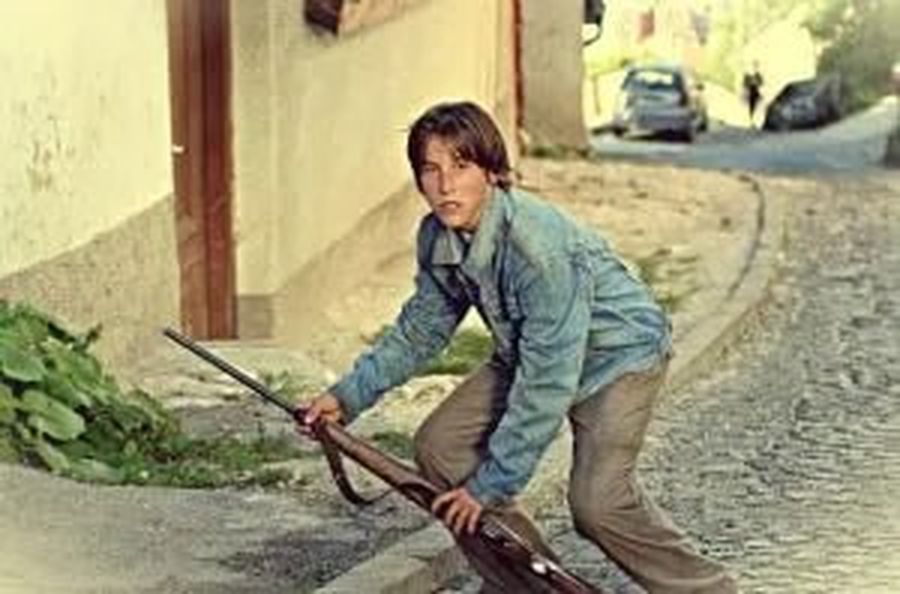 Damir Dzumhur - actor la 15 ani într-un rol de sniper, legat de conflictul etnic din Kosovo. Foto: sarajevotimes.com Actor, Casanova, zăpăcit » Cine e Damir Dzumhur, adversarul singurului român de la „Țiriac Open” + Cum arată marile lui cuceriri