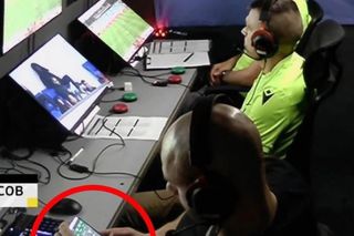 Imagini halucinante » Surprins pe aplicația de pariuri în camera VAR. Prima reacție oficială