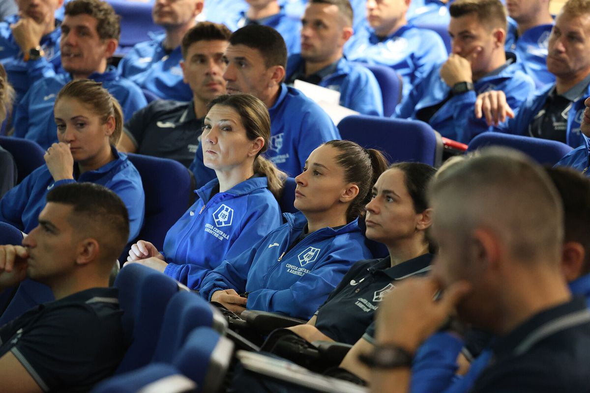 Pregătire pe simulatorul VAR pentru arbitrii din Superligă