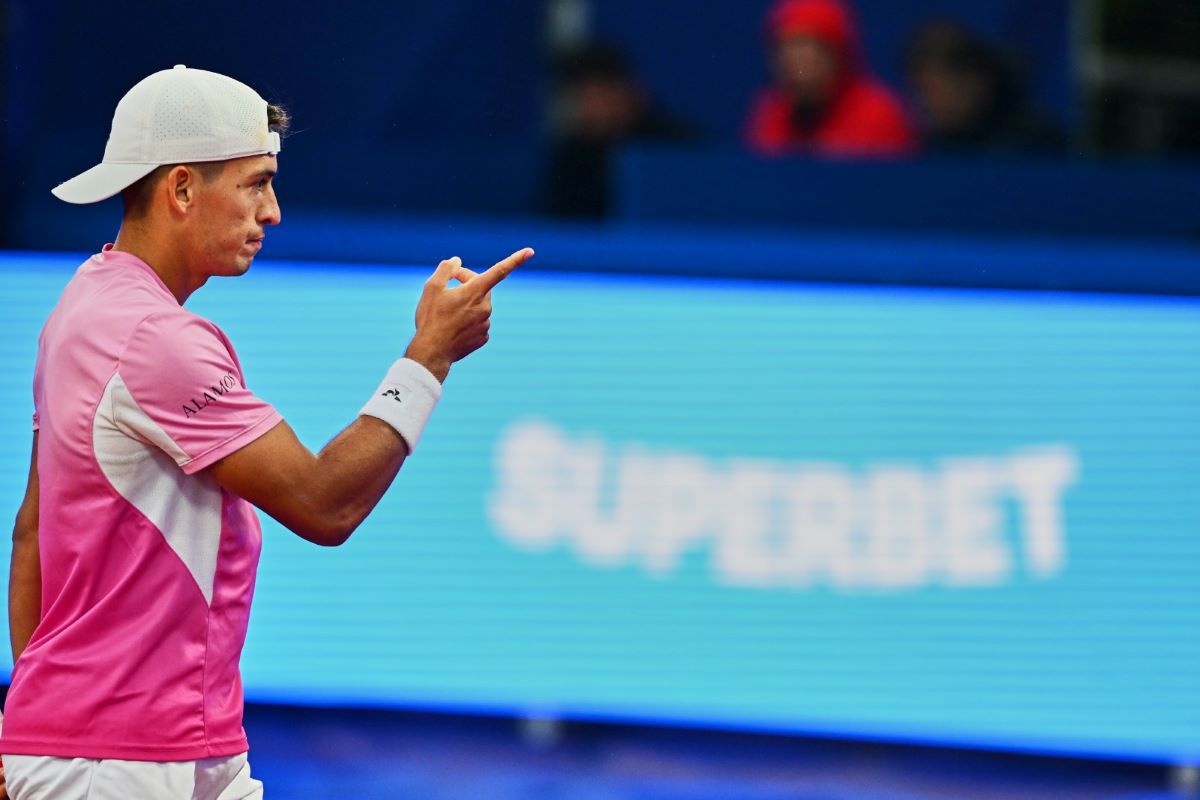 Sebastian Baez, favoritul numărul 1 de la Țiriac Open, e în „sferturi” după un meci disputat în două zile + urmează ciocnirea cu partenerul său de dublu