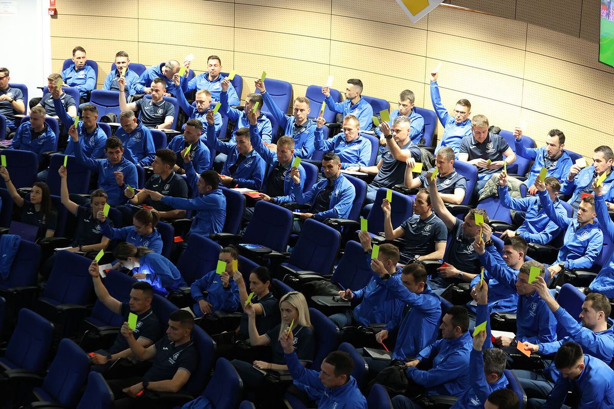 Pregătire pe simulatorul VAR pentru arbitrii din Superligă