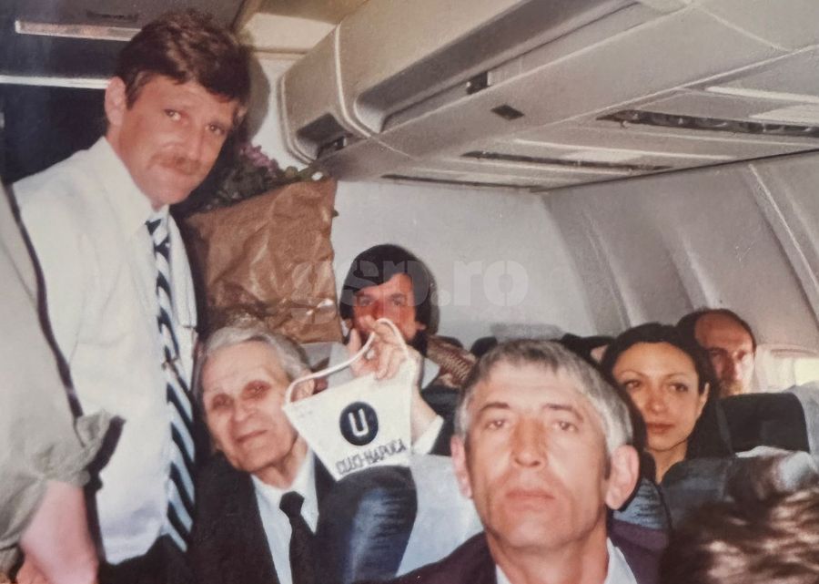 Sorin Bagiu alături de Seniorul Corneliu Coposu (cu fanionul), un mare fan al Universității Cluj, într-o deplasare cu avionul. Sursa: arhiva personală Interviu spectaculos cu fostul președinte al lui „U” Cluj: „Dacă luăm titlul, fac baie cu șampanie în Someș!” + Cum a salvat clubul de la dezastru: „L-am vândut pe două tone de material plastic”