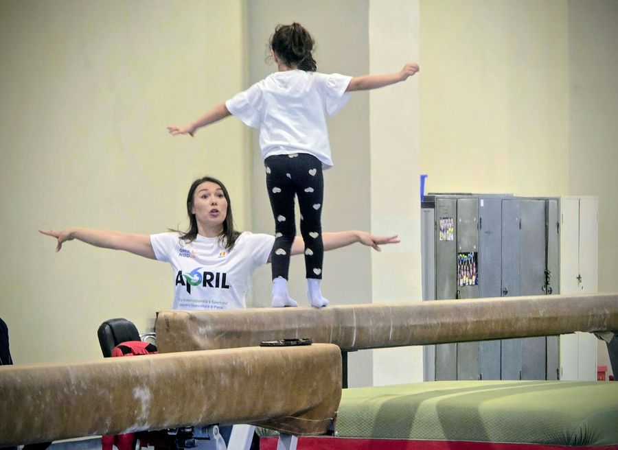 Medaliații României la gimnastică le-au vorbit elevilor despre noțiunile de bază ale acestui sport » Cum văd starea actuală a gimnasticii de performanță