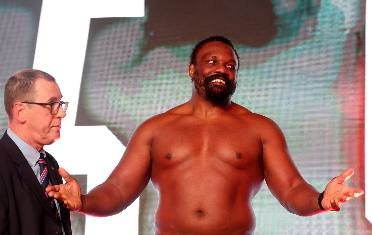 Derek Chisora și Deontay Wilder la proba cântarului