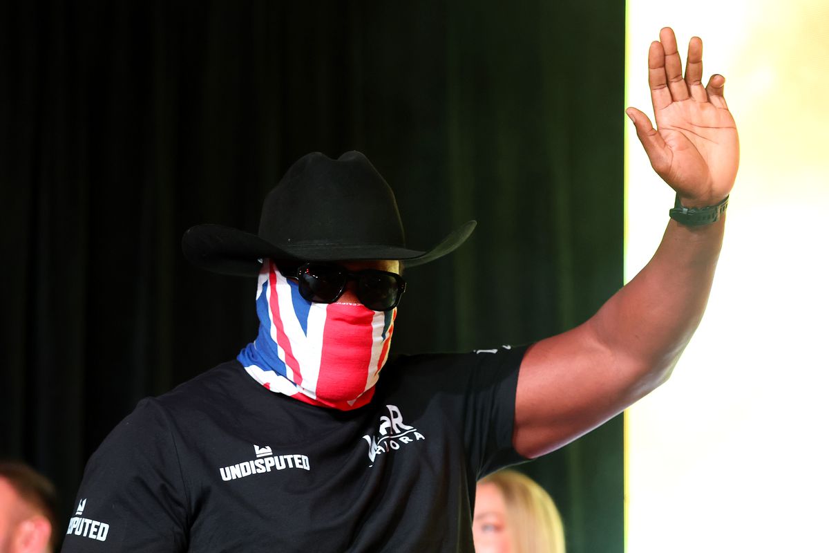 Derek Chisora și Deontay Wilder la proba cântarului