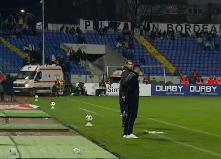 Fanii lui FC Botoșani au aruncat cu hârtie igienică în Rădoi / FOTO: Captură TV @Digi Sport 1