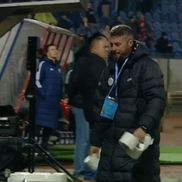 Fanii lui FC Botoșani au aruncat cu hârtie igienică în Rădoi / FOTO: Captură TV @Digi Sport 1
