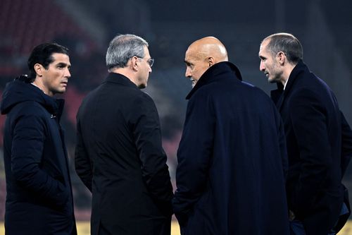 Directorul general Damien Comolli, antrenorul Luciano Spalletti și Giorgio Chiellini, directorul de strategie a fotbalului, discută despre viitorul lui Juventus / Foto: Imago