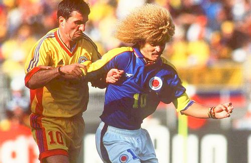 Carlos Valderrama, într-un duel cu Hagi Mondialul din 1998. foto: Guliver/Getty Images