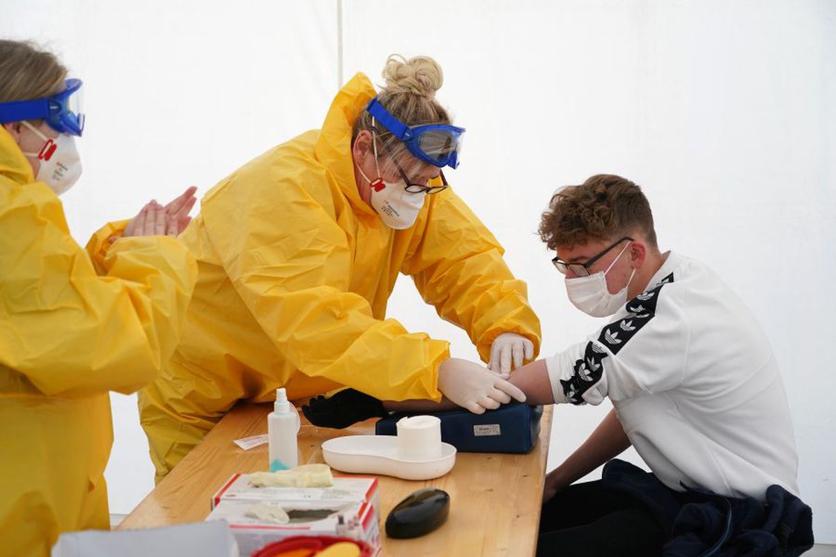 Două simptome ale COVID-19 care i-au uimit pe medici: „Este ciudat să vezi asta”