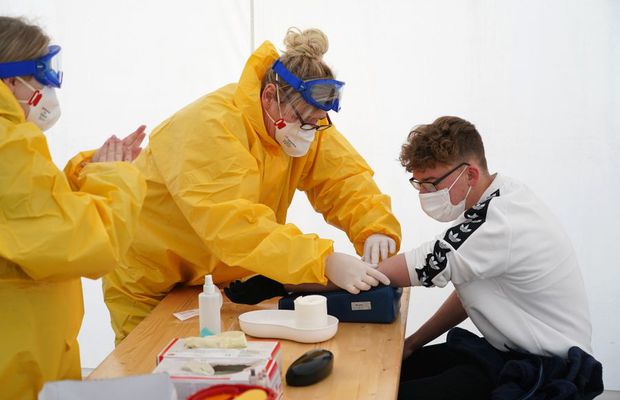 Două simptome ale COVID-19 care i-au uimit pe medici: „Este ciudat să vezi asta”