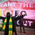 Manchester United riscă să fie depunctată, după ce fanii protestele fanilor au dus la amânarea partidei cu Liverpool, programată inițial duminică, 2 mai.