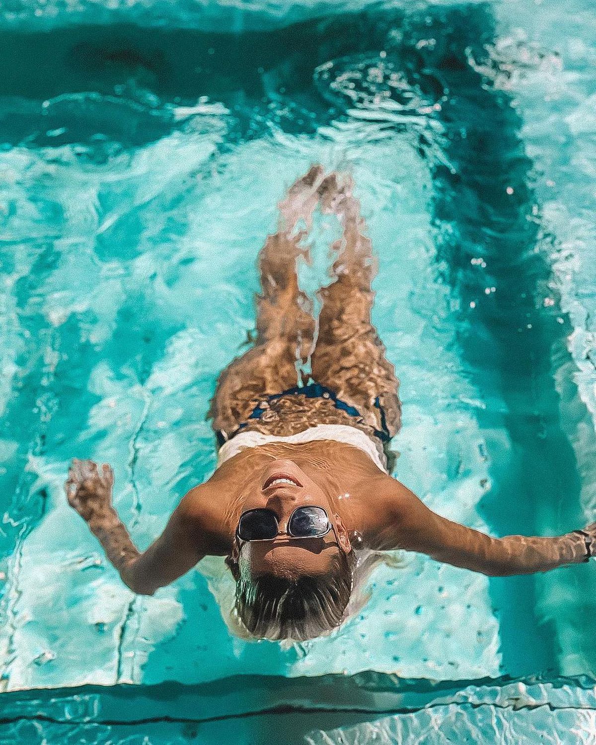 A atras toate privirile în Ghencea » Cu o fustă scurtă și numărul 7 pe spate, Bernie Szocs a dat lovitura de start