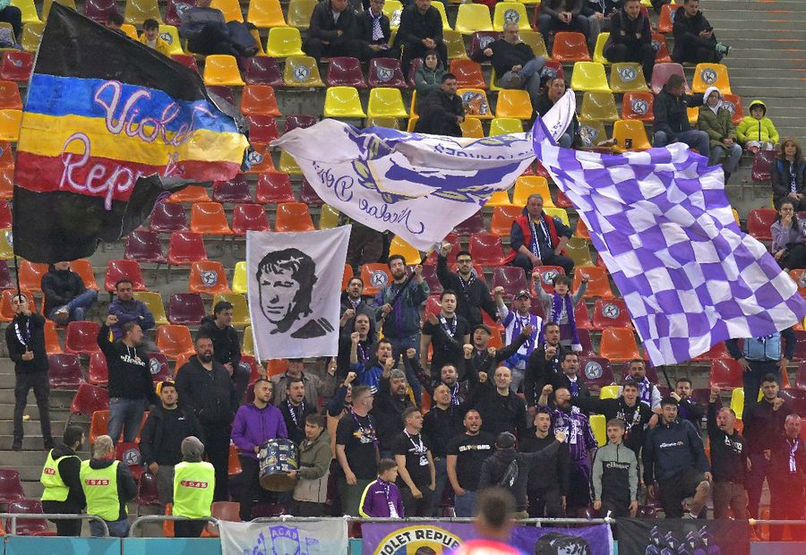 Galeria lui FC Argeș, la meciul de luni seara cu FCSB / Sursă foto: Răzvan Păsărică (Imago Images) Ce nu s-a văzut la TV: scandal după FCSB - FC Argeș! » „Dodel” Tănase, oprit cu greu în fața peluzei: „Când i-am reproșat asta, ne-a înjurat!”