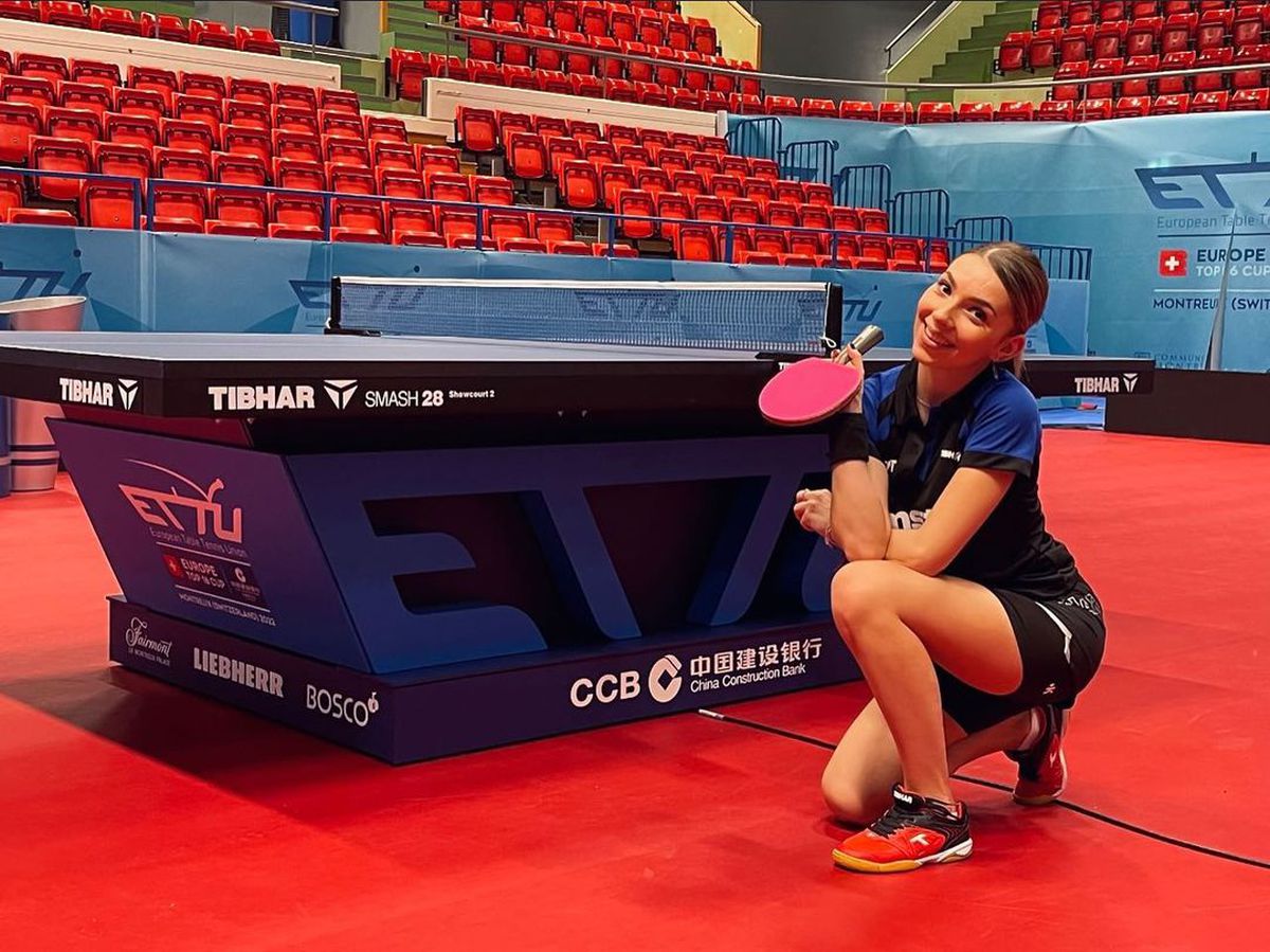 A atras toate privirile în Ghencea » Cu o fustă scurtă și numărul 7 pe spate, Bernie Szocs a dat lovitura de start