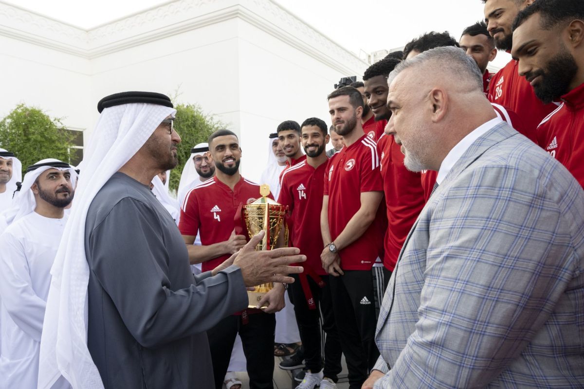 Cosmin Olăroiu și Al Sharjah, primiți de Şeicul Mohamed bin Zayed Al-Nahyan, după câștigarea Cupei Președintelui