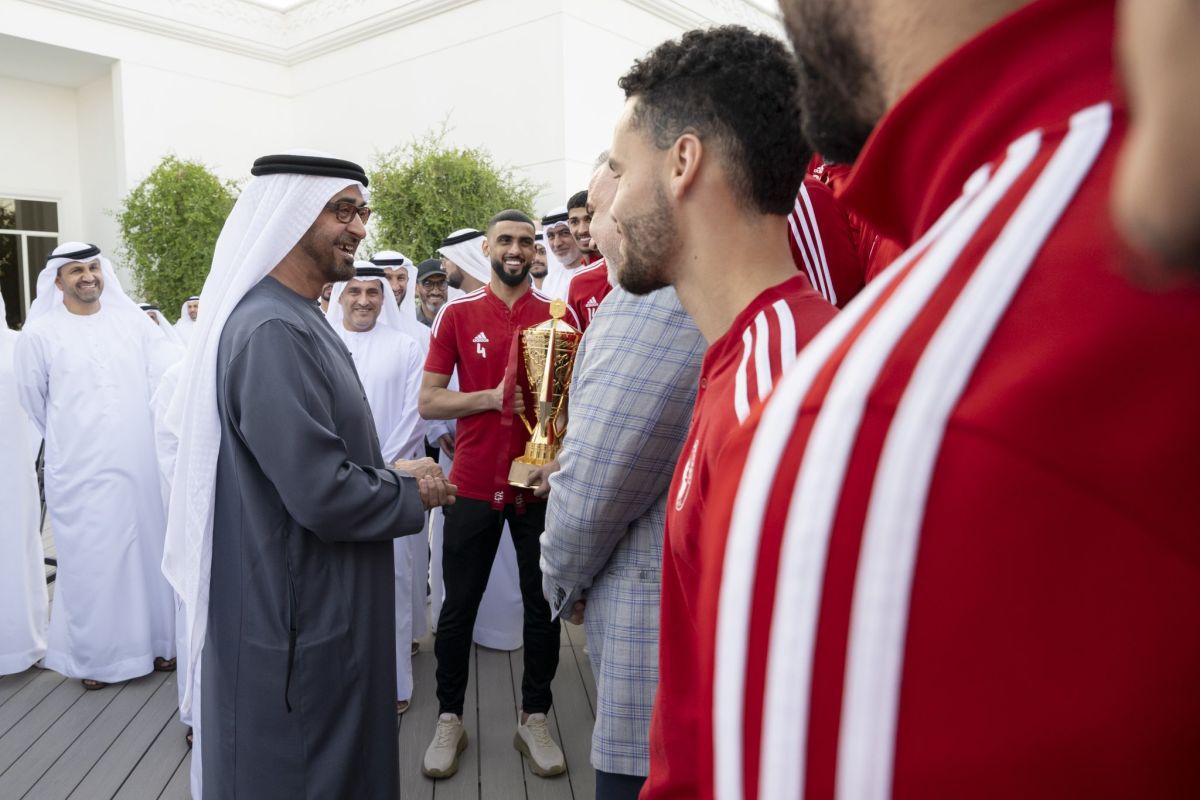 Cosmin Olăroiu și Al Sharjah, primiți de Şeicul Mohamed bin Zayed Al-Nahyan, după câștigarea Cupei Președintelui