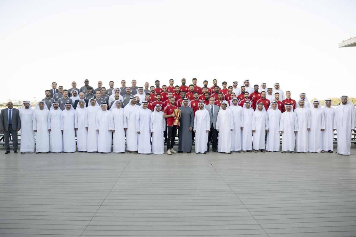 Cosmin Olăroiu și Al Sharjah, primiți de Şeicul Mohamed bin Zayed Al-Nahyan, după câștigarea Cupei Președintelui