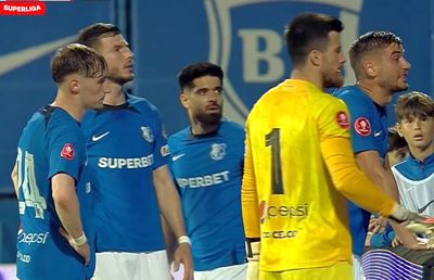 6 lucruri care nu s-au văzut la TV în șocul Farul - Sepsi 1-4 » Ultrașii l-au luat la țintă pe comentator, scaune eliberate la pauză și nervi pe banca tehnică!