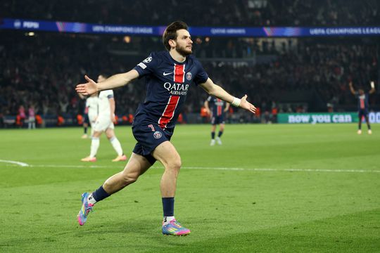 Khvicha Kvaratskhelia, sărbătorind o reușită în tricoul lui PSG // FOTO: Getty Images