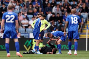 Scene reprobabile în Premier League » Arbitrul s-a accidentat la debut, rolul său a fost preluat de Jamie Vardy