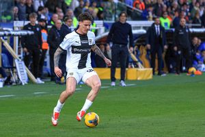 Italienii îl fac „pachet” pe Dennis Man pentru ratările incredibile din Parma - Como: „Nu are limpezime mentală”