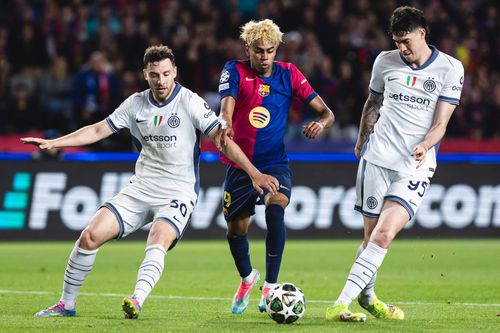Lamine Yamal, greu de oprit de Carlos Augusto și Alessandro Bastoni, în Barcelona - Inter 3-3 din Champions League / Foto: Imago