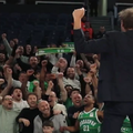 Roger Grimau, sărbătorind alături de fani victoria lui Bursaspor/Foto: captură X (Bursaspor)