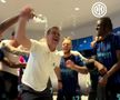Imagini nebune din vestiarul lui Inter după titlu: Chivu și-a aruncat sacoul de antrenor și s-a descătușat!