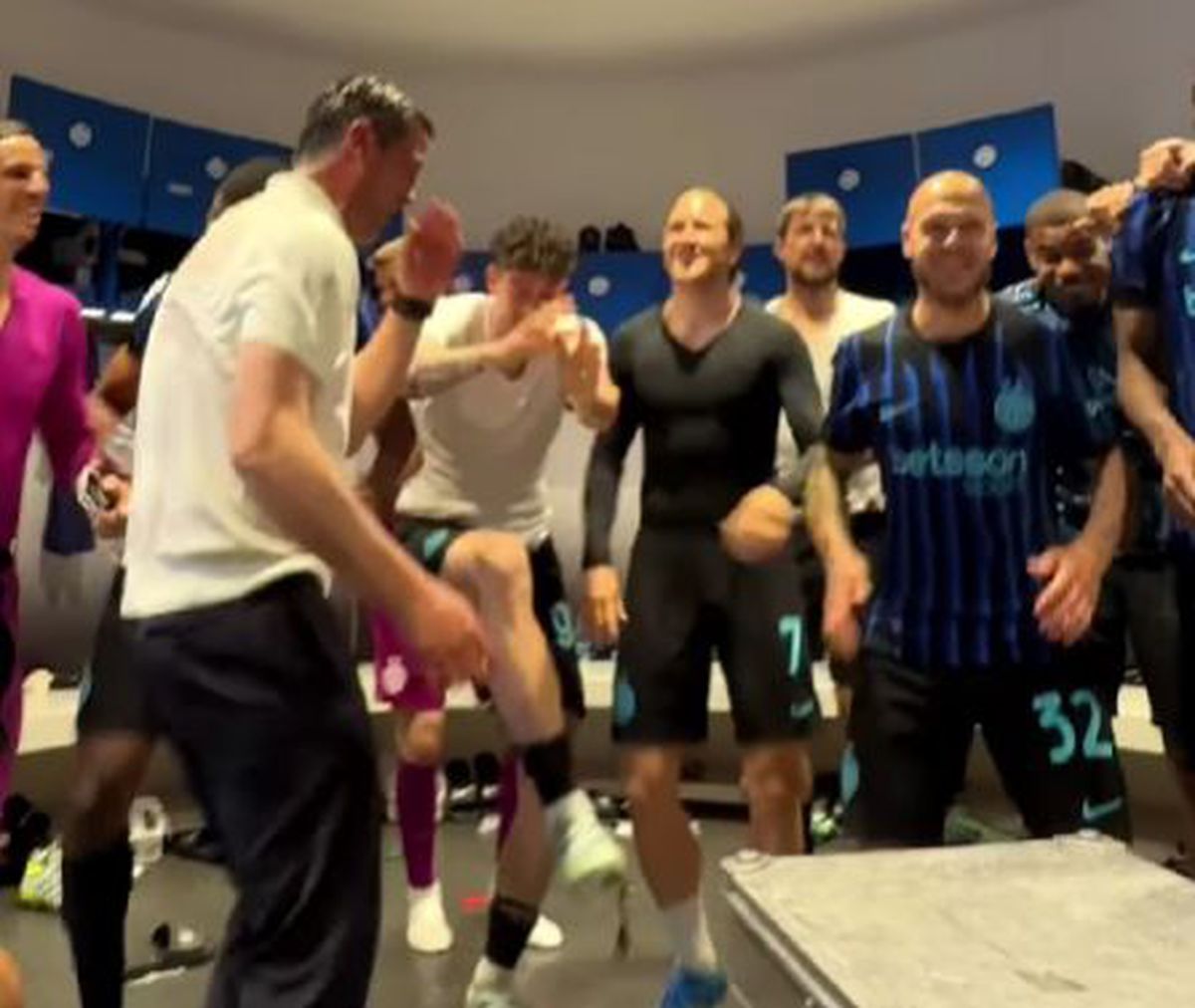 Imagini nebune din vestiarul lui Inter după titlu: Chivu și-a aruncat sacoul de antrenor și s-a descătușat!